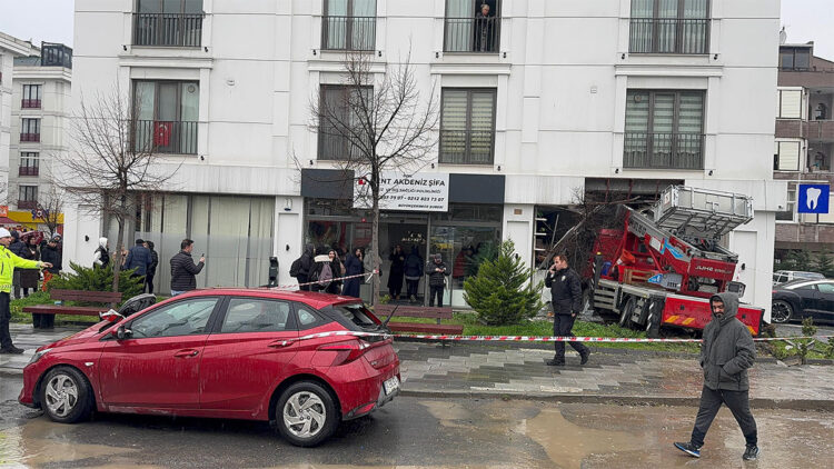 Büyükçekmece'de asansörlü nakliye kamyonu diş polikliniğine girdi