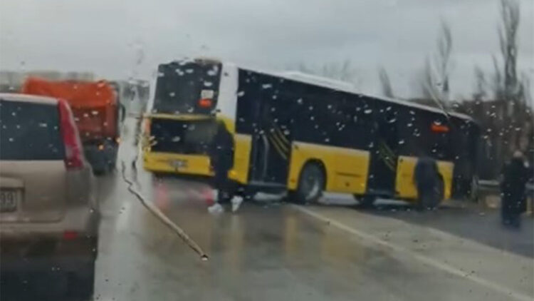 Büyükçekmece'de İETT otobüsü kaza yaptı