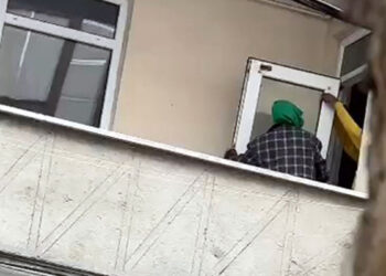 3 katlı binaya giren iki kişi kapı ve pencereleri çaldı
