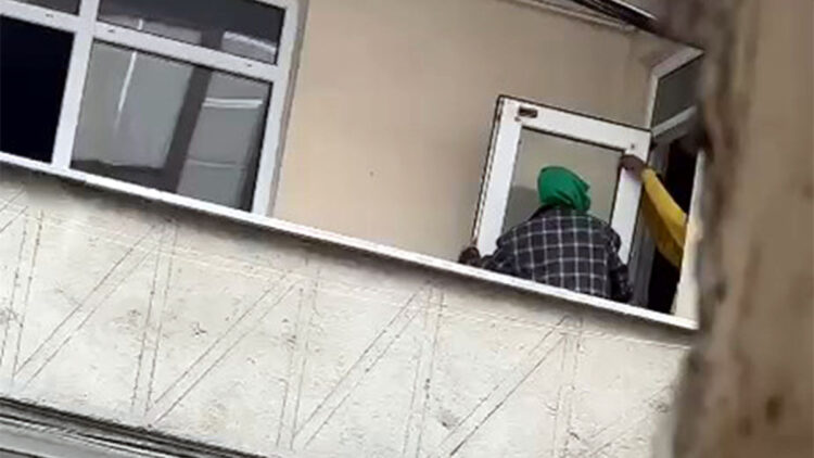 3 katlı binaya giren iki kişi kapı ve pencereleri çaldı