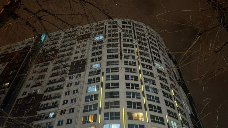 Esenyurt'ta sitede silahla vurulmuş halde 2 kişi ölü bulundu