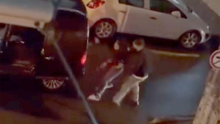 Fatih'te kadını kolundan tutup zorla aracına bindirdi