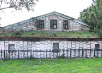 Fatih'teki tarihi Tur-i Sina Manastırı'nın duvarları çatladı
