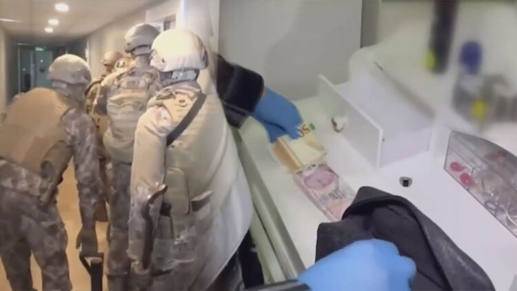 İstanbul merkezli 10 ilde düzenlenen operasyonda 13 kişi gözaltına alındı