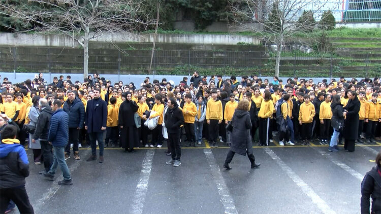 İstanbul'da depremlerin 3'üncü yıl dönümü nedeniyle anma töreni düzenlendi