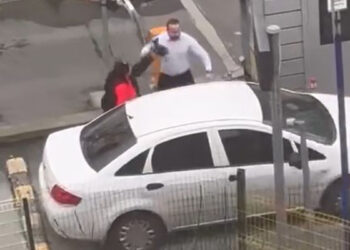 Kadıköy'de yol verme tartışması; Otomobilin aynasını kırarak aracın üzerine fırlattı