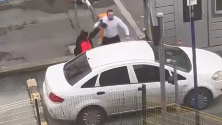 Kadıköy'de yol verme tartışması; Otomobilin aynasını kırarak aracın üzerine fırlattı