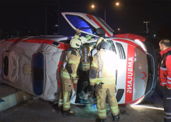 Kartal'da ambulans ile cip kafa kafaya çarpıştı