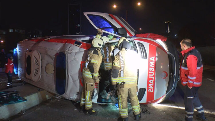 Kartal'da ambulans ile cip kafa kafaya çarpıştı