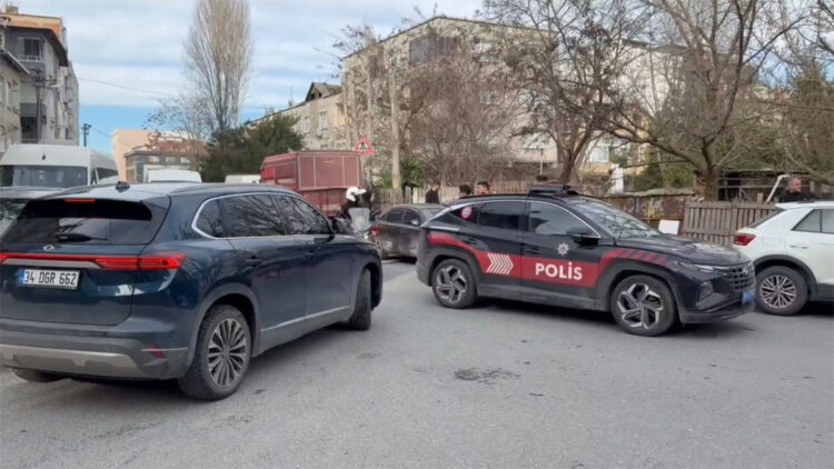 Küçükçekmece'de devriye atan polislere saldırı: 4'ü polis 6 yaralı