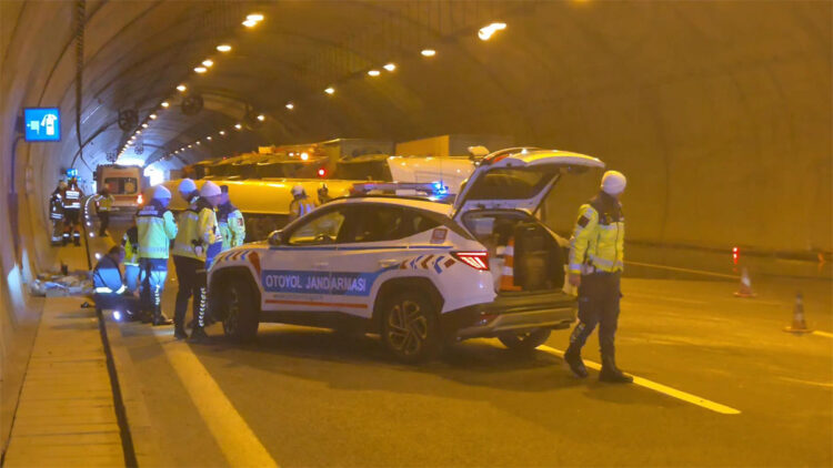Çatalca Kuzey Marmara Otoyolu'nda tanker devrildi
