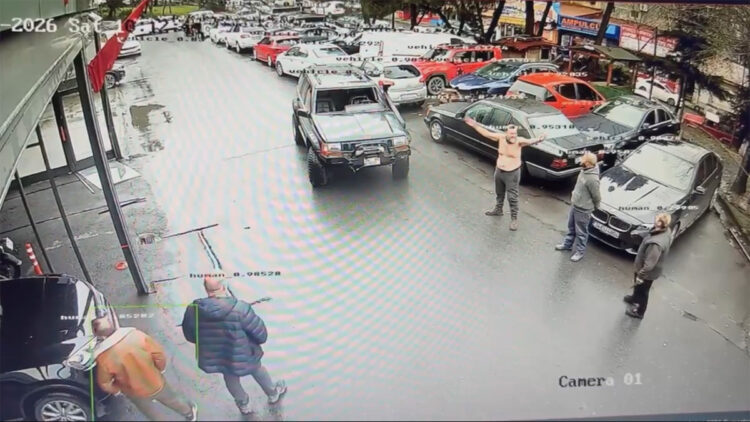 Maslak'ta eski ortağının iş yerini silahla bastı; tehdit edip soyundu