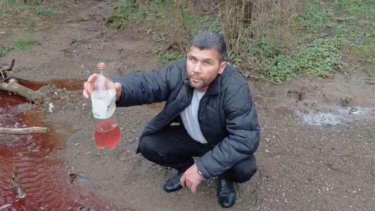 Ömerli Barajı'na akan derenin kırmızı renkli akması tedirgin etti