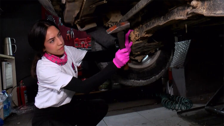 Oto sanayinin 'pembe eldivenli' ustası