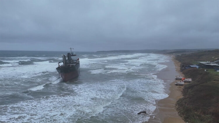 Kısırkaya açıklarında karaya oturan gemi görüntülendi