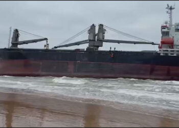 Sarıyer'de karaya oturan gemide tahliye operasyonu kamerada