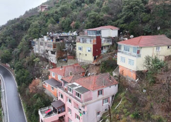 Sarıyer'de yağış nedeniyle merdiven çöktü; 4 bina tahliye edildi