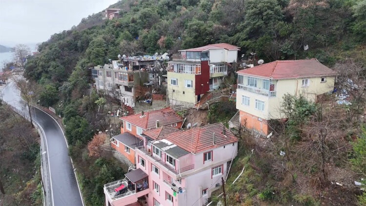 Sarıyer'de yağış nedeniyle merdiven çöktü; 4 bina tahliye edildi 