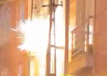 Şişli'de elektrik direğinde patlama