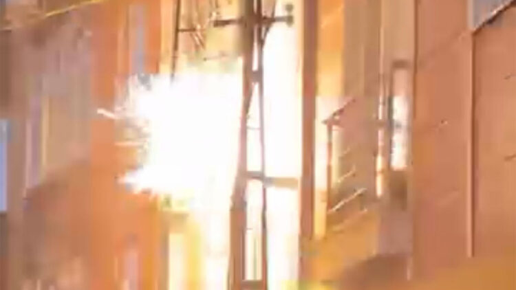 Şişli'de elektrik direğinde patlama