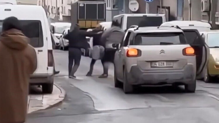 Korsan davulcuyla ramazan davulcusu yumruk yumruğa kavga etti