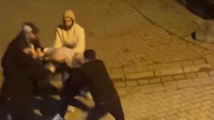 Sultangazi'de trafik tartışmasında aracından inen sürücüyü mahalleliler darbetti