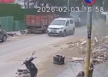 Sultangazi'de yıkımı süren binadan yere düşen beton parça savrularak araca çarptı