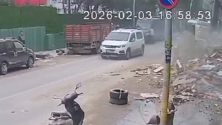 Sultangazi'de yıkımı süren binadan yere düşen beton parça savrularak araca çarptı