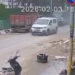 Sultangazi'de yıkımı süren binadan yere düşen beton parça savrularak araca çarptı