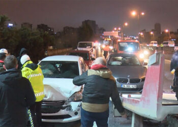 Ümraniye'de 8 aracın karıştığı zincirleme kaza; trafik yoğunluğu oluştu
