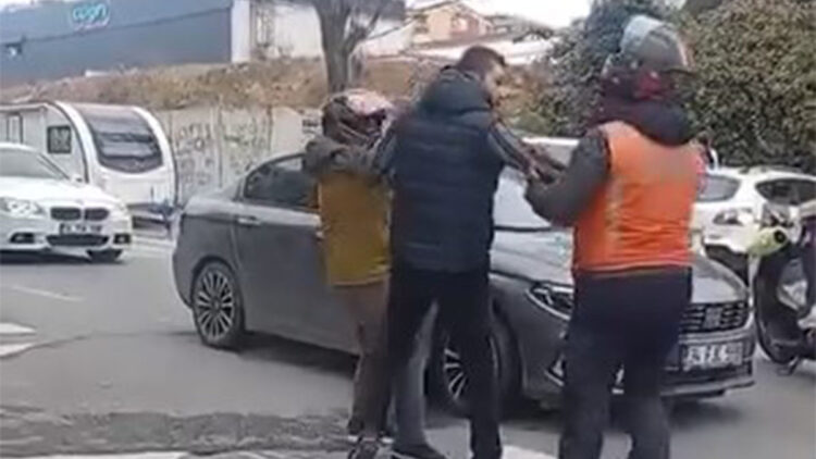 Ümraniye'de yol verme kavgasında silahlar çekildi