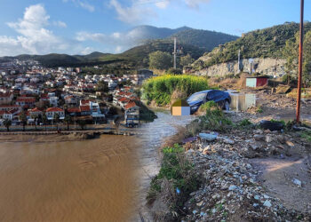 İzmir Foça'da sağanak; dereler taştı, denizin rengi değişti