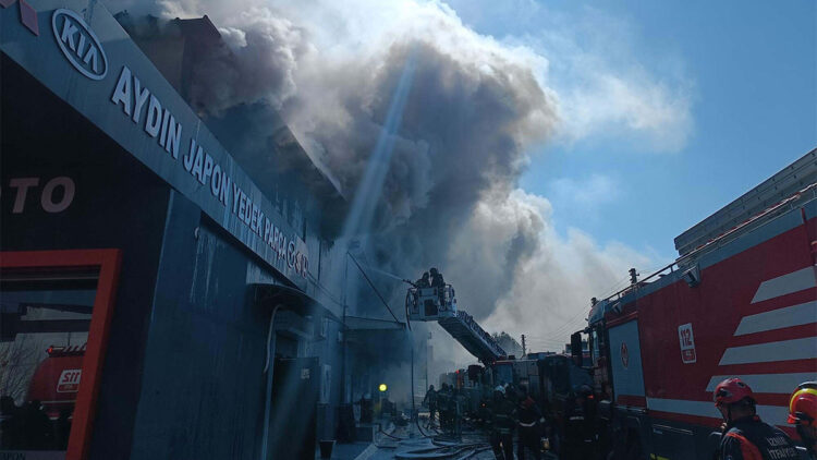 İzmir'de otomobil yedek parça dükkanında yangın
