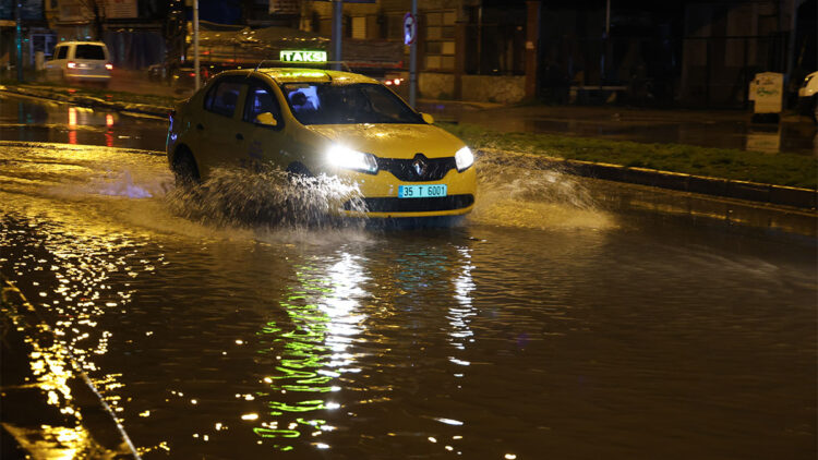 İzmir'de etkili olan sağanakta sürücüler zor anlar yaşadı
