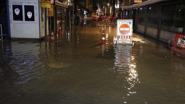 İzmir'de sağanak; Kordon boyu sular altında kaldı