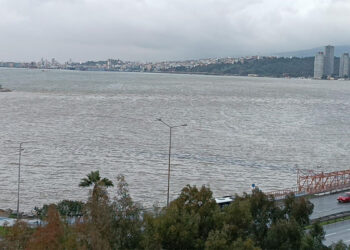 İzmir'de denizin rengi değişti