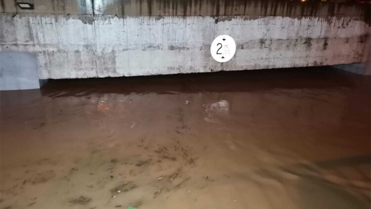 İzmir'de sağanak sırasında kamyonetle alt geçitte mahsur kalan sürücü öldü