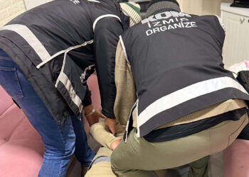 İzmir'de serdengeçtiler suç örgütü üyesi villada yakalandı