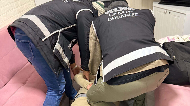 İzmir'de serdengeçtiler suç örgütü üyesi villada yakalandı