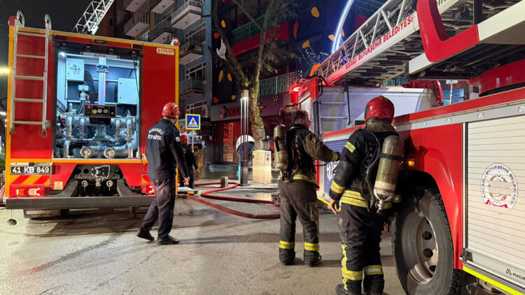 İzmit'te 7 katlı binanın çatısında çıkan yangın söndürüldü