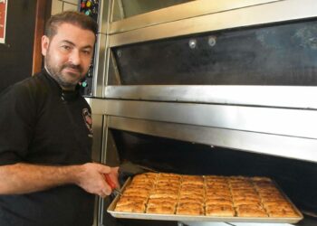 İftarların vazgeçilmezi hurmadan börek yaptı