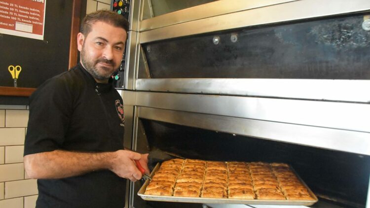 İftarların vazgeçilmezi hurmadan börek yaptı