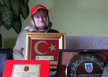 İlmek ilmek vatan sevgisi; TSK'dan Hamide Kaldırım'a vefa plaketi