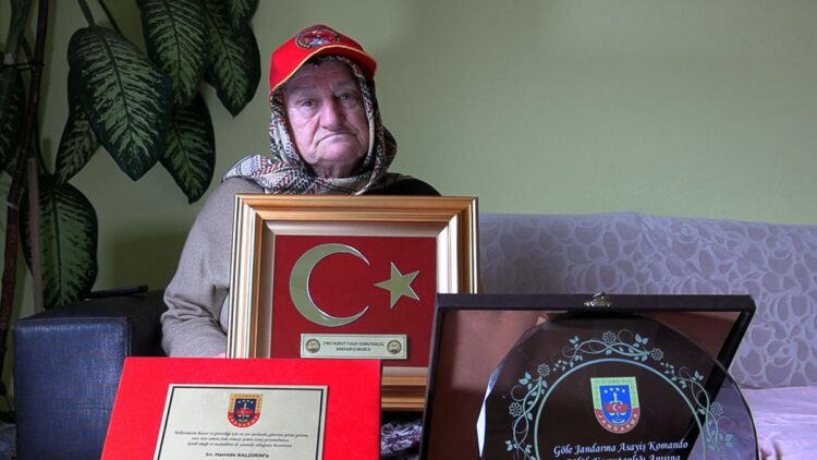 İlmek ilmek vatan sevgisi; TSK'dan Hamide Kaldırım'a vefa plaketi