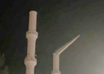 Isparta'da 2 minarenin alemi rüzgardan yıkıldı
