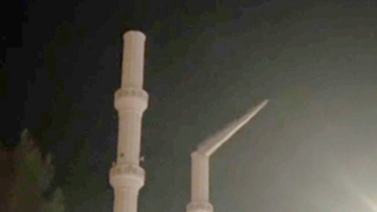 Isparta'da 2 minarenin alemi rüzgardan yıkıldı