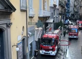 İtalya'da yangın: Tarihi Sannazaro Tiyatrosu hasar gördü