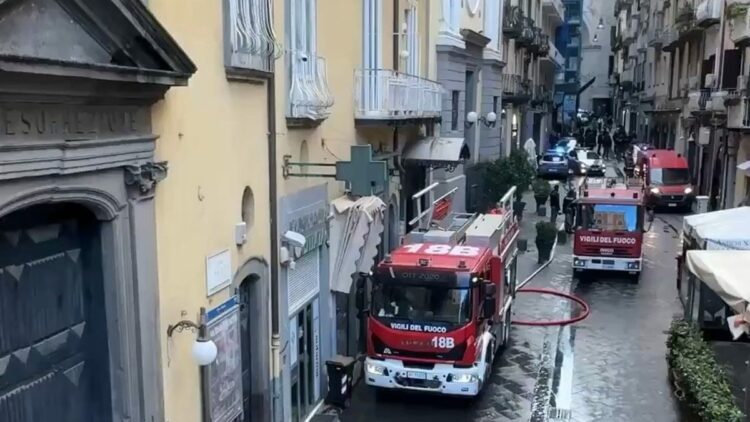 İtalya'da yangın: Tarihi Sannazaro Tiyatrosu hasar gördü