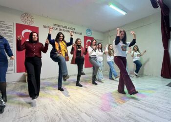 İtalyan öğretmenler zeybek oynayıp, horonu deneyimledi