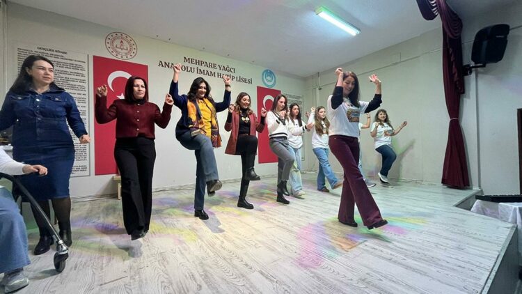 İtalyan öğretmenler zeybek oynayıp, horonu deneyimledi